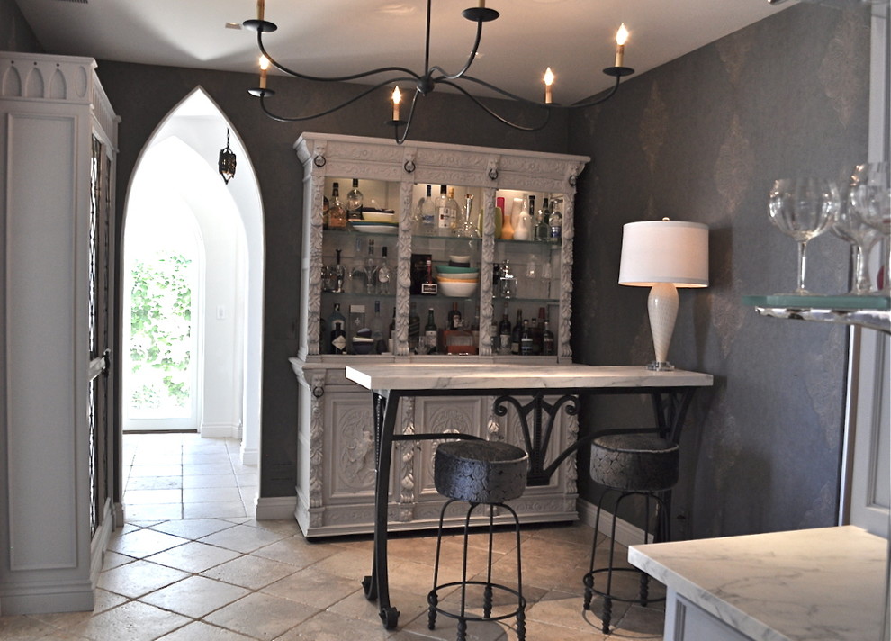 Réalisation d'un bar de salon linéaire bohème de taille moyenne avec des tabourets, des portes de placard grises, plan de travail en marbre, une crédence grise et un sol en carrelage de céramique.