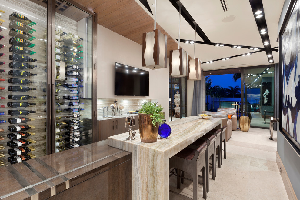 Moderne Hausbar mit Bartheke, flächenbündigen Schrankfronten, dunklen Holzschränken und Küchenrückwand in Beige in Miami