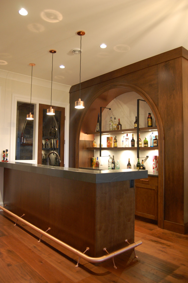 Foto di un grande angolo bar con lavandino tradizionale con ante in stile shaker, ante in legno scuro, top in quarzo composito e top grigio