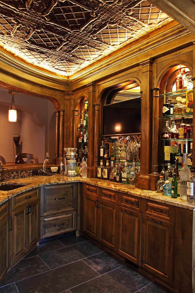 Ispirazione per un grande bancone bar stile rurale con ante lisce, ante in legno bruno, top in legno e pavimento con piastrelle in ceramica