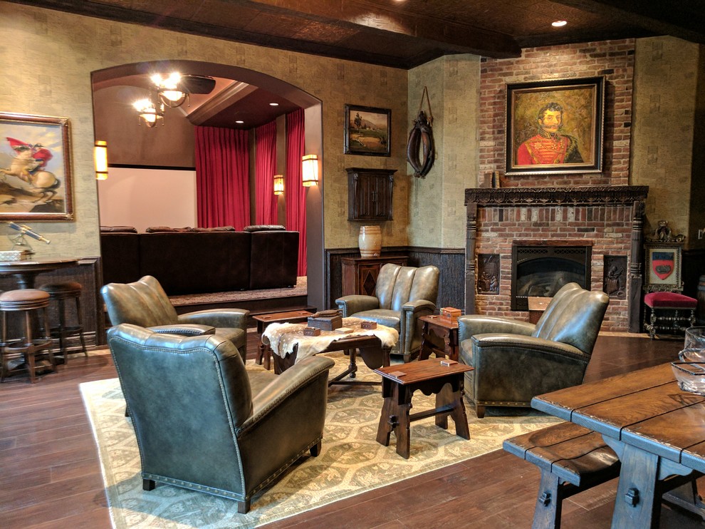 Foto di un grande angolo bar con lavandino tradizionale con lavello da incasso, ante in legno bruno, top in legno, paraspruzzi beige, parquet scuro e pavimento marrone