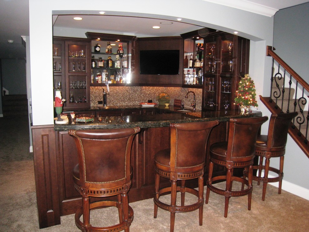 Example of a classic home bar design in Chicago
