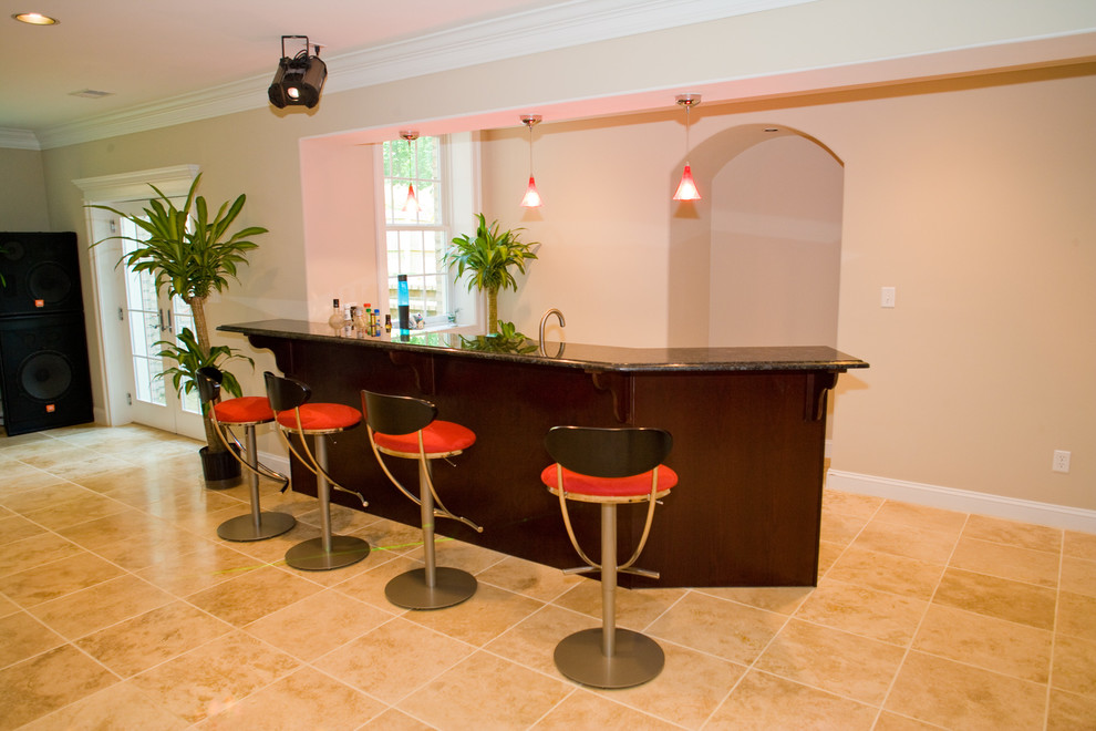 Imagen de bar en casa con barra de bar clásico renovado extra grande con puertas de armario de madera en tonos medios y encimera de granito
