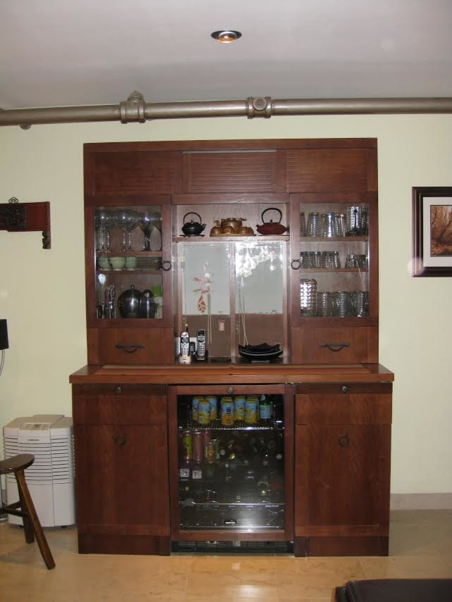 Modelo de bar en casa con fregadero lineal tradicional de tamaño medio sin pila con armarios con paneles lisos, puertas de armario de madera en tonos medios y encimera de madera