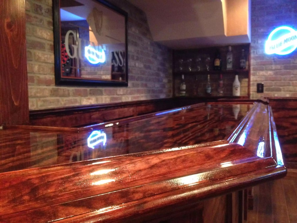 Modelo de bar en casa con fregadero rústico grande con encimera de madera y suelo de madera en tonos medios