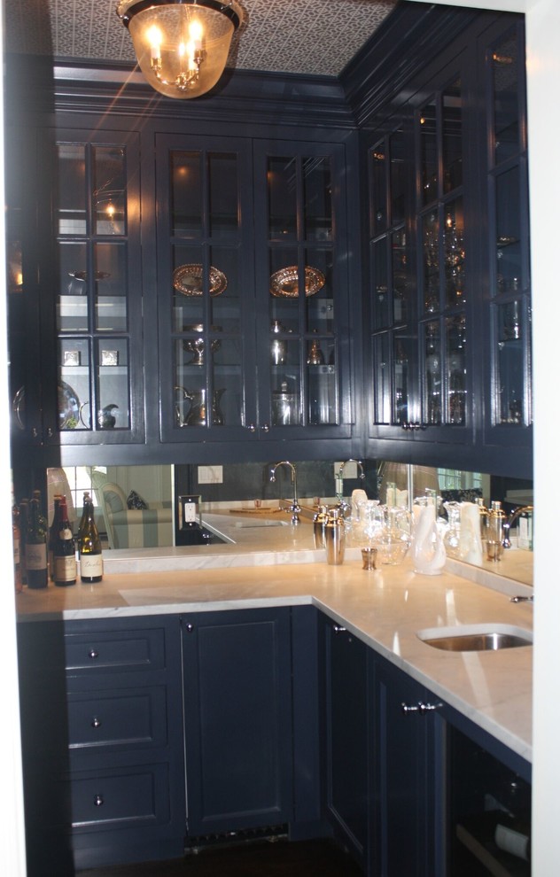 Immagine di un angolo bar con lavandino minimalista di medie dimensioni con lavello da incasso, ante lisce, ante nere, top in granito e paraspruzzi a specchio