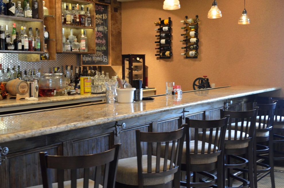 Immagine di un angolo bar con lavandino tradizionale con nessun'anta, ante beige, top in granito, pavimento in marmo e pavimento bianco