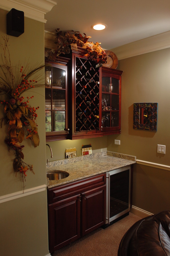 Example of a small transitional home bar design in Chicago
