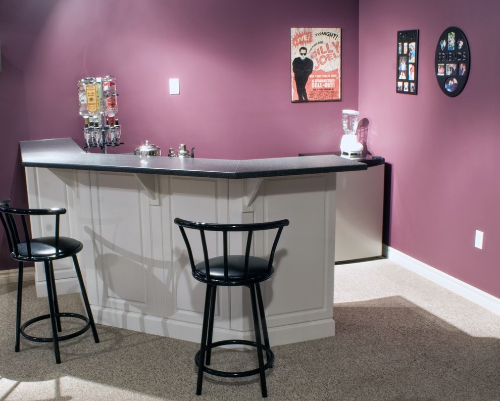 Diseño de bar en casa con barra de bar en L clásico renovado pequeño con armarios con paneles con relieve, puertas de armario rojas, encimera de laminado, moqueta, suelo gris y encimeras grises