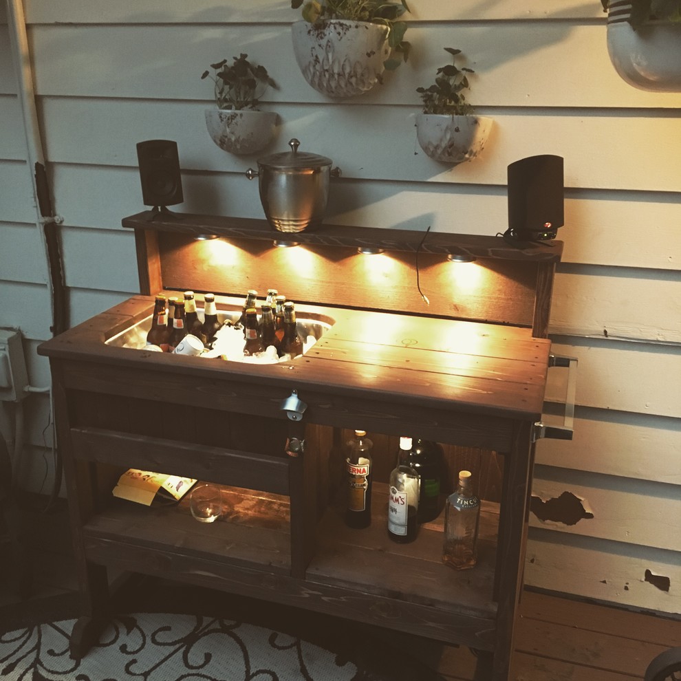 Modelo de bar en casa con fregadero lineal de estilo americano pequeño con fregadero bajoencimera, encimera de madera, suelo de madera en tonos medios y suelo marrón