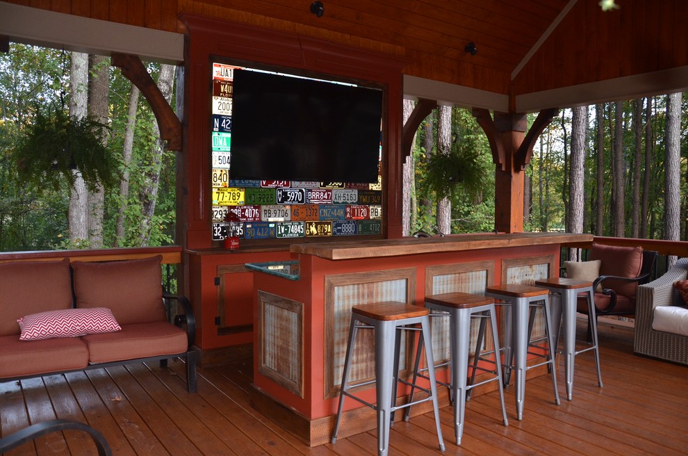 Idee per un piccolo bancone bar stile rurale con top in legno, pavimento in legno massello medio, pavimento marrone e top marrone