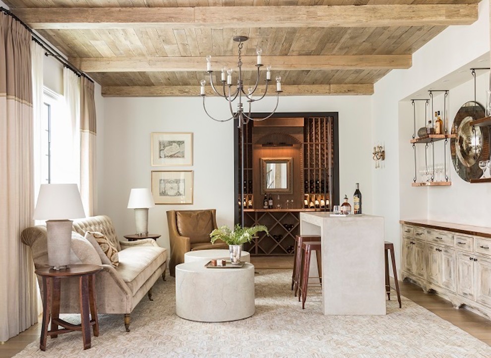 Cette photo montre un grand bar de salon avec évier en U avec des portes de placard blanches, un plan de travail en bois, parquet clair, un sol marron et un plan de travail marron.