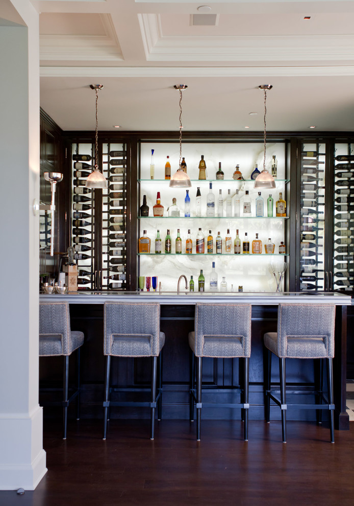 Diseño de bar en casa con barra de bar clásico renovado con suelo de madera oscura, salpicadero blanco, salpicadero de losas de piedra, suelo marrón y encimeras grises