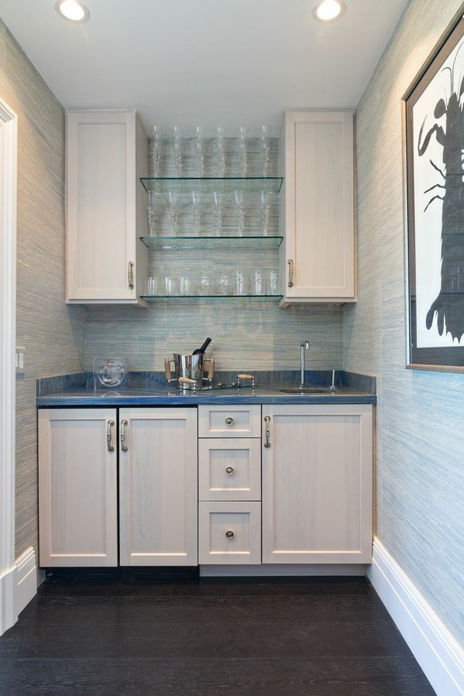 Exempel på en liten klassisk blå linjär blått hemmabar med vask, med en undermonterad diskho, skåp i shakerstil, skåp i ljust trä, granitbänkskiva, mörkt trägolv och brunt golv
