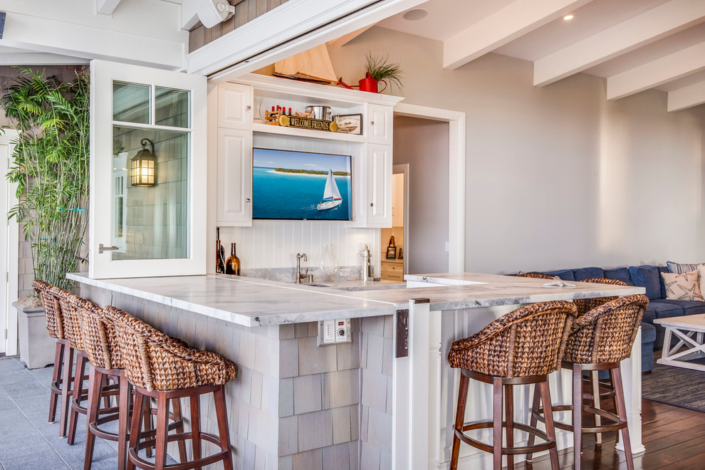 Beach style u-shaped seated home bar photo in Los Angeles