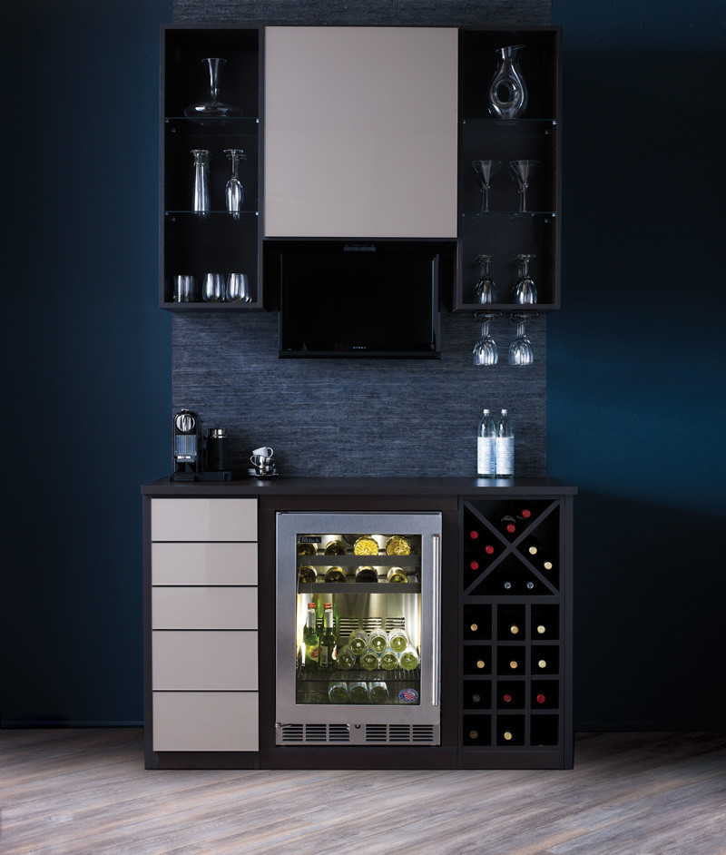 Diseño de bar en casa lineal contemporáneo pequeño con armarios abiertos, puertas de armario negras y suelo de madera clara