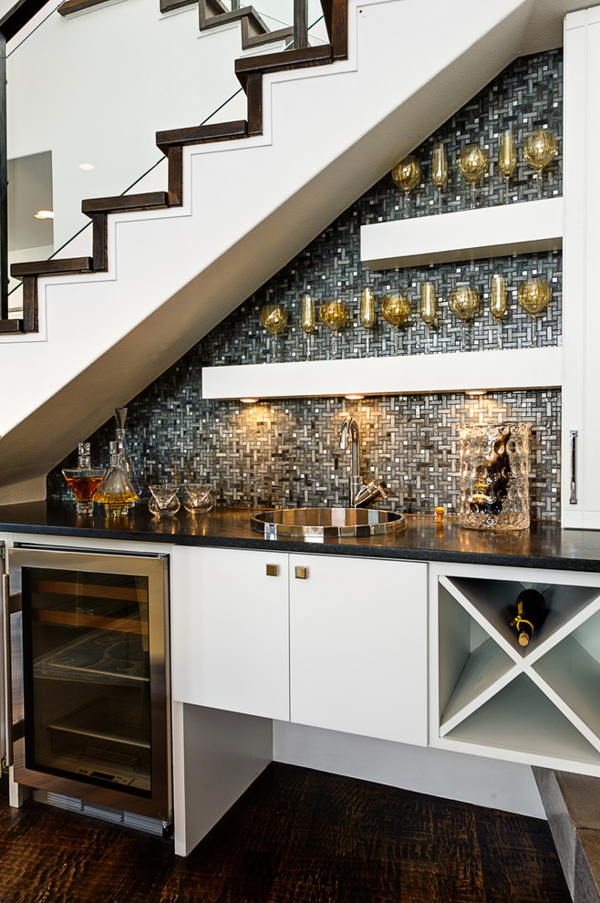 Свежая идея для дизайна: домашний бар в стиле модернизм - отличное фото интерьера
