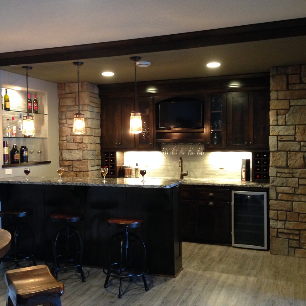 Immagine di un piccolo bancone bar stile rurale con lavello sottopiano, ante in stile shaker, ante in legno bruno, top in granito, paraspruzzi beige, pavimento in laminato e pavimento grigio