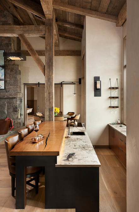 Idées déco pour un bar de salon parallèle contemporain en bois brun de taille moyenne avec des tabourets, un évier posé, un placard à porte plane, un plan de travail en granite, parquet clair et un sol marron.