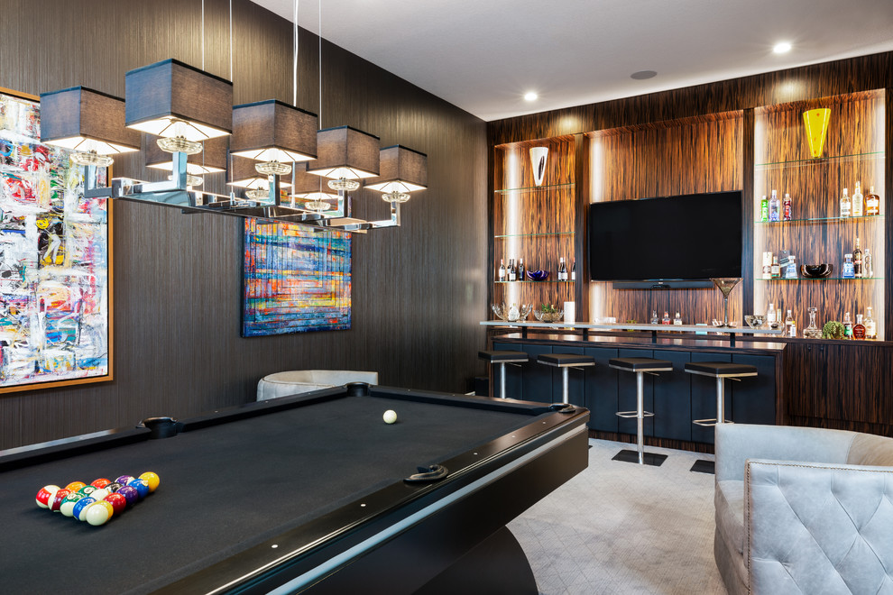 Ejemplo de bar en casa con barra de bar clásico renovado con armarios abiertos, salpicadero marrón y suelo gris