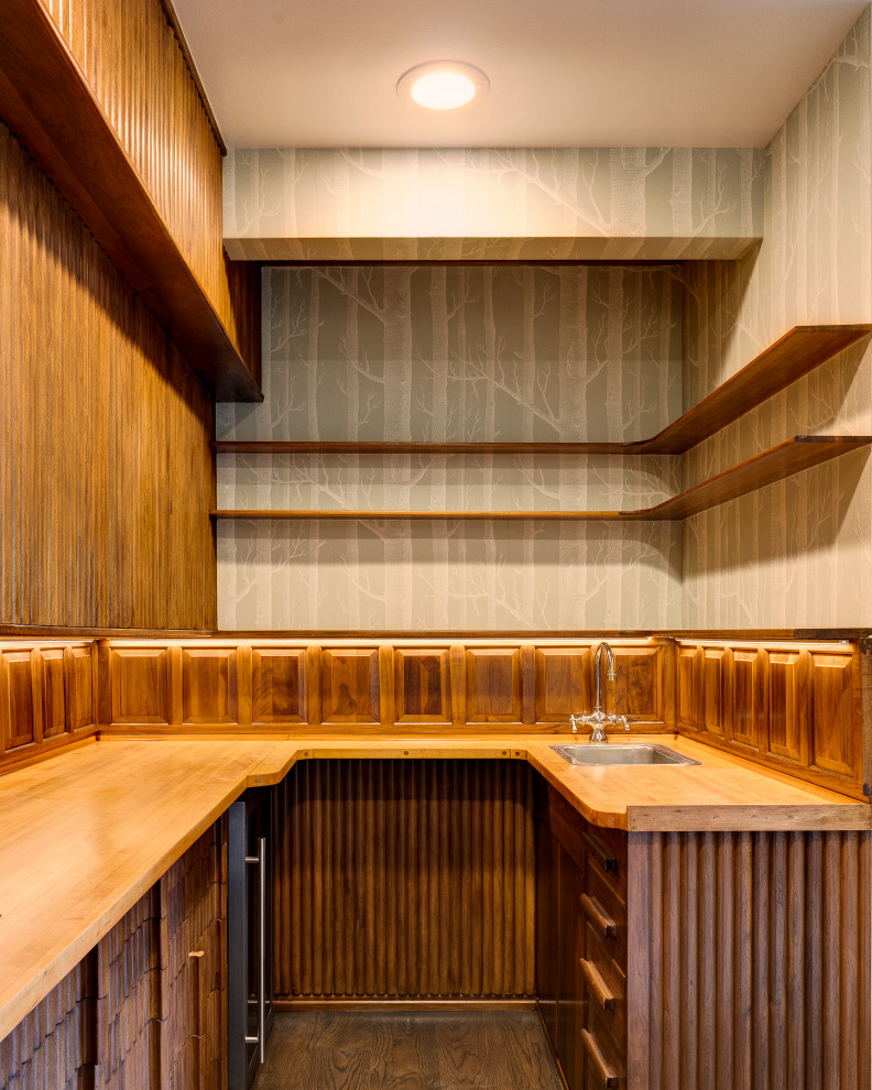 Esempio di un piccolo angolo bar con lavandino minimalista con ante in legno scuro e top in legno