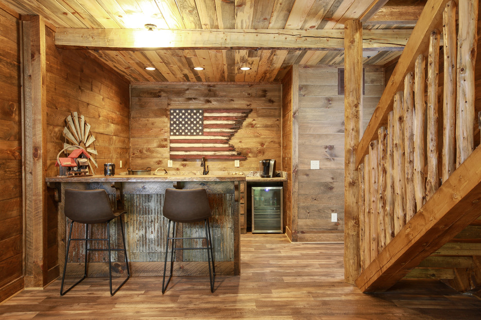 Foto de bar en casa con barra de bar en U rural con encimera de madera, suelo de madera en tonos medios y suelo marrón