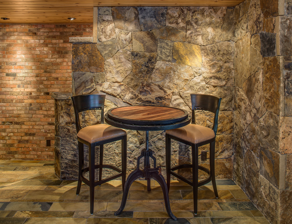 Idée de décoration pour un bar de salon linéaire chalet en bois foncé de taille moyenne avec des tabourets, un placard avec porte à panneau encastré et un sol en contreplaqué.