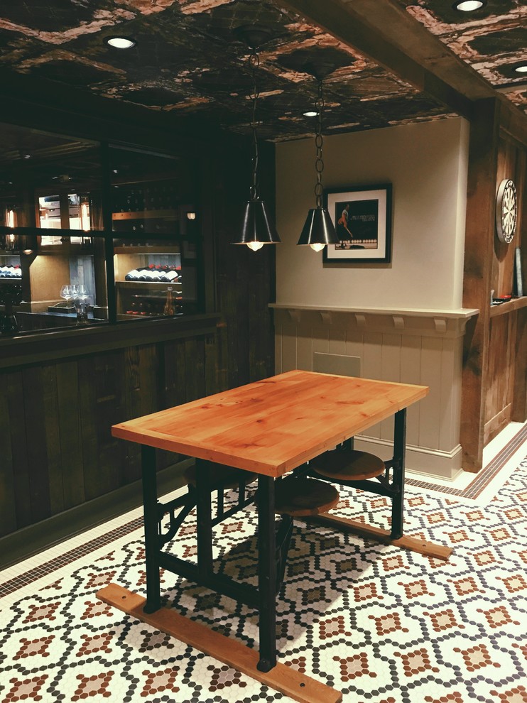 Ispirazione per un bancone bar tradizionale con ante in stile shaker, ante in legno bruno e pavimento in gres porcellanato