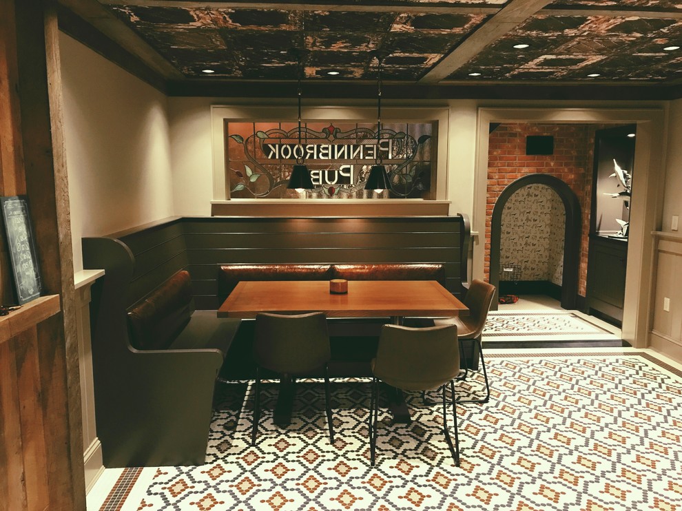 Immagine di un bancone bar tradizionale con pavimento in gres porcellanato