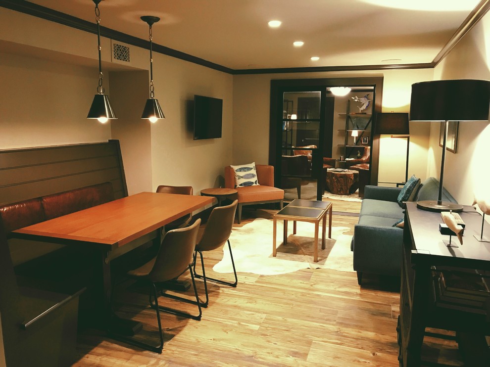 Cette image montre un bar de salon traditionnel en bois foncé avec des tabourets, un placard à porte shaker et un sol en carrelage de porcelaine.