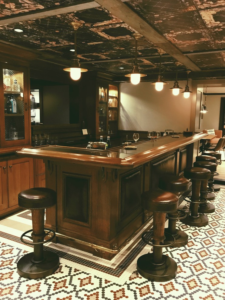 Ispirazione per un bancone bar tradizionale con ante in stile shaker, ante in legno bruno e pavimento in gres porcellanato