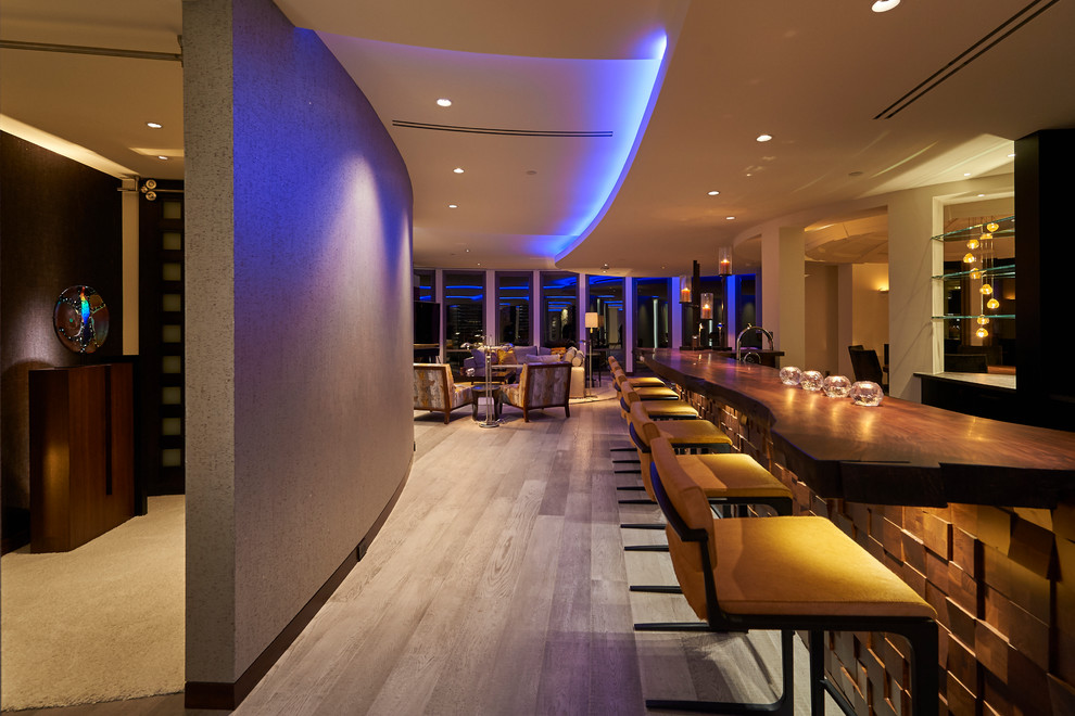 Esempio di un grande angolo bar con lavandino design con ante in legno bruno, top in legno, parquet chiaro e pavimento grigio