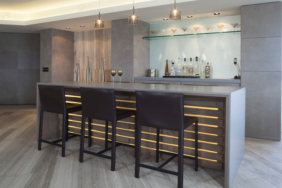 Imagen de bar en casa con barra de bar contemporáneo con armarios abiertos, puertas de armario grises y suelo gris