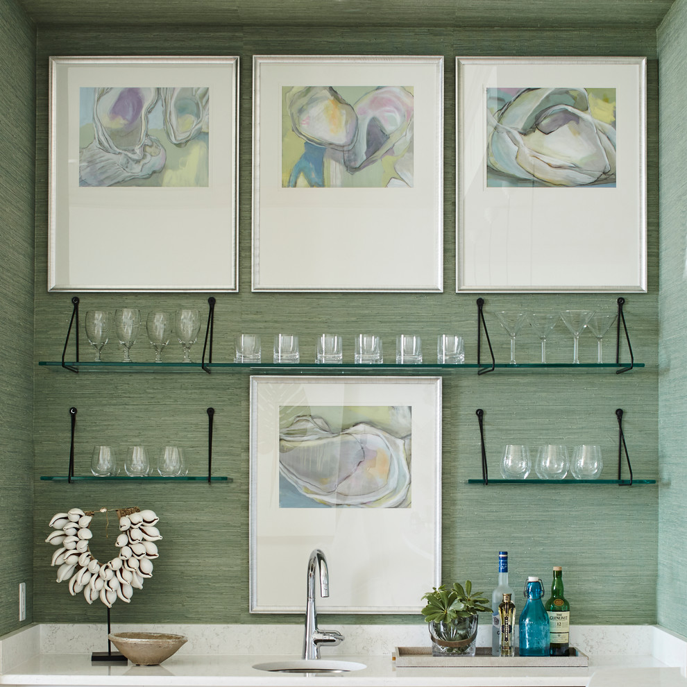 Einzeilige Maritime Hausbar mit Bartresen, Unterbauwaschbecken, Küchenrückwand in Grün und weißer Arbeitsplatte in Sonstige