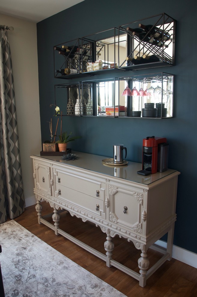 Immagine di un piccolo angolo bar con lavandino minimal con nessun lavello, ante beige, top in vetro e pavimento in legno massello medio