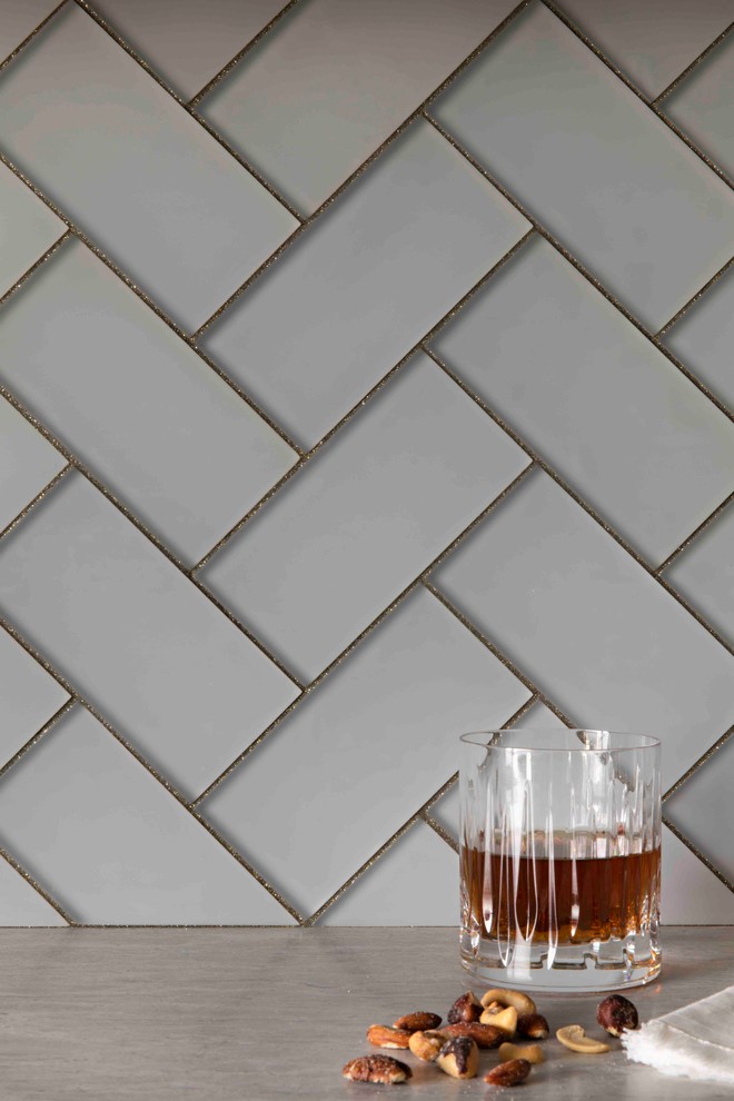 Foto di un angolo bar con lavandino classico di medie dimensioni con lavello integrato, paraspruzzi grigio, paraspruzzi con piastrelle di vetro e top grigio