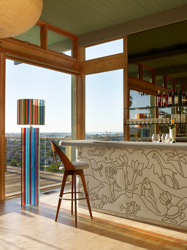Immagine di un bancone bar moderno con lavello sottopiano, nessun'anta, top in superficie solida, parquet chiaro, pavimento beige e paraspruzzi a specchio