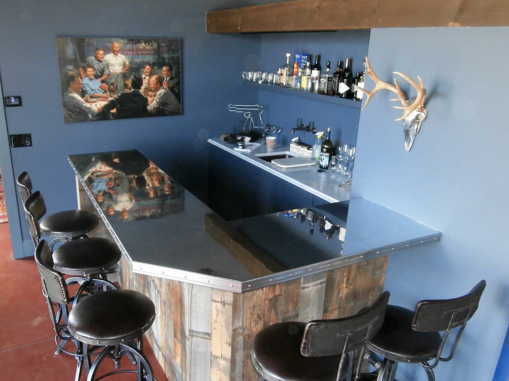 Modelo de bar en casa con barra de bar en L rústico grande con armarios con paneles lisos, puertas de armario con efecto envejecido, encimera de zinc y salpicadero de travertino