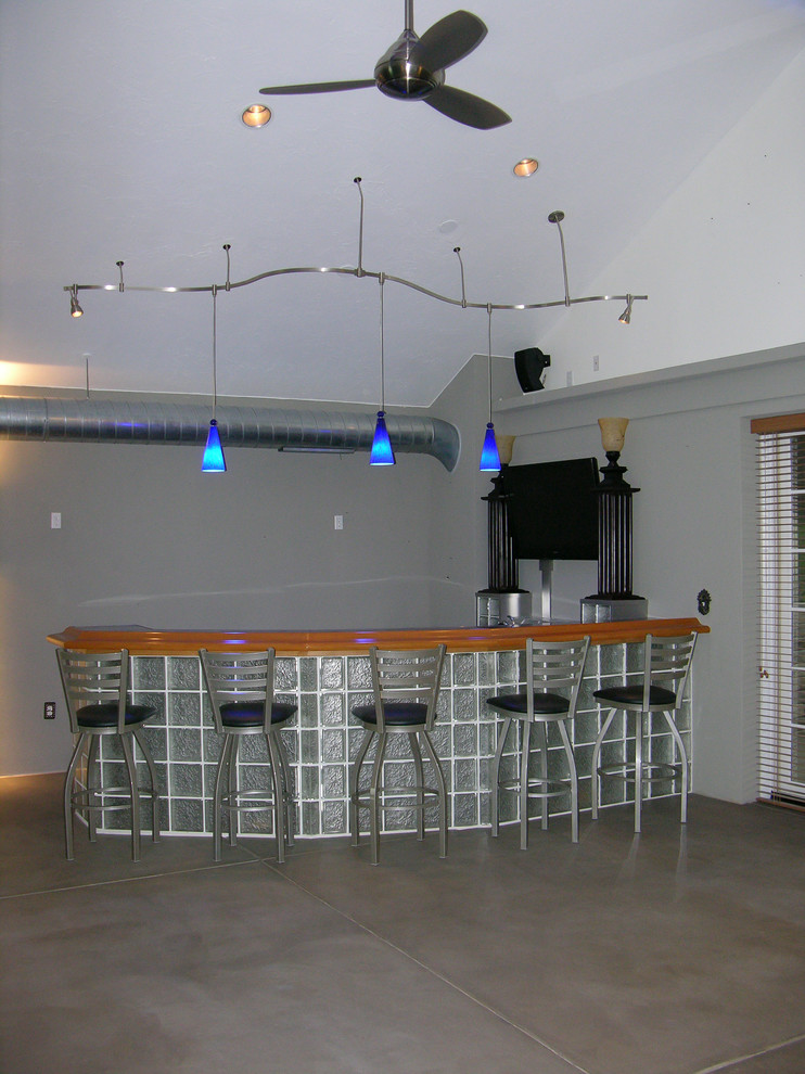 Imagen de bar en casa con barra de bar de galera ecléctico de tamaño medio con encimera de madera, suelo de cemento y suelo marrón