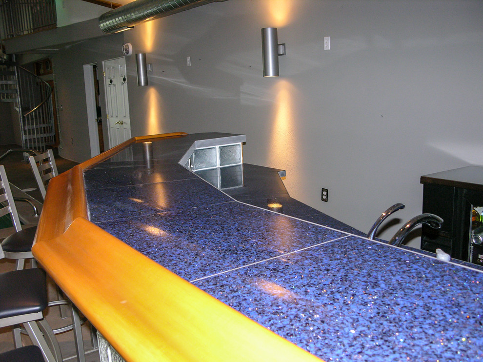 Diseño de bar en casa con barra de bar de galera bohemio de tamaño medio con suelo de cemento, suelo marrón y encimera de vidrio reciclado