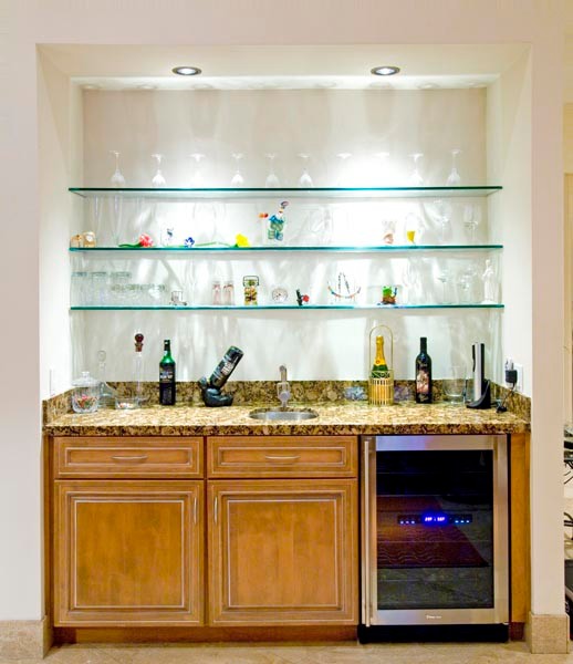 Foto di un angolo bar con lavandino classico di medie dimensioni con lavello sottopiano, ante in legno scuro, pavimento beige, ante con bugna sagomata e top in granito