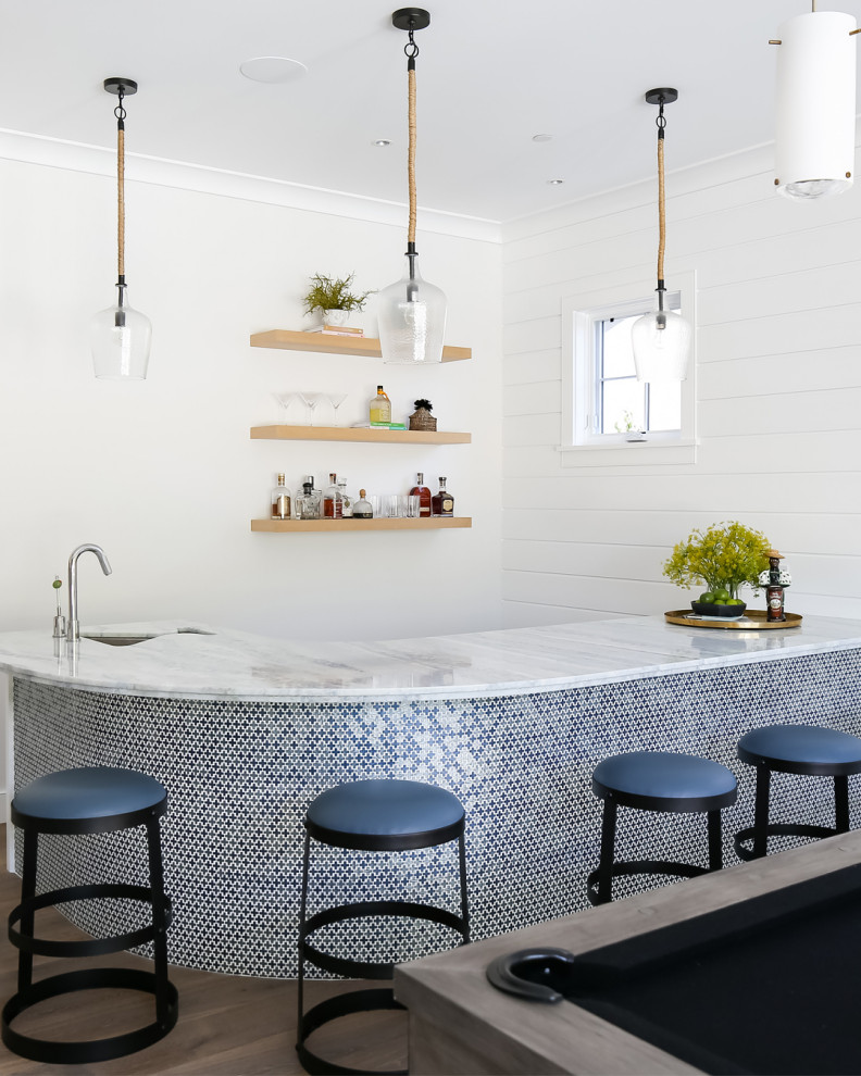 Idee per un grande bancone bar country con lavello sottopiano, top in marmo, pavimento in legno massello medio, top bianco e pavimento marrone
