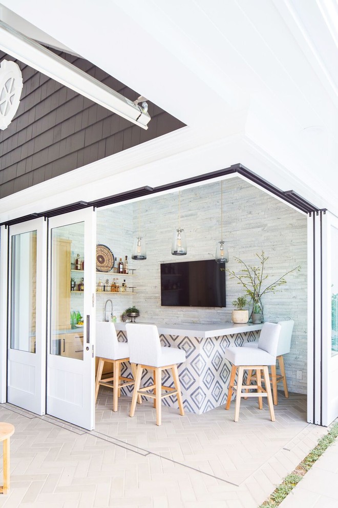 Klassische Hausbar in L-Form mit Bartheke, Schrankfronten im Shaker-Stil, hellen Holzschränken und Backsteinboden in Orange County
