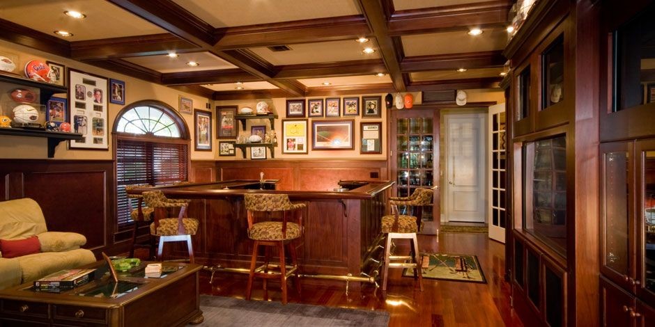 Imagen de bar en casa rústico de tamaño medio con puertas de armario de madera oscura, encimera de madera y suelo de madera en tonos medios