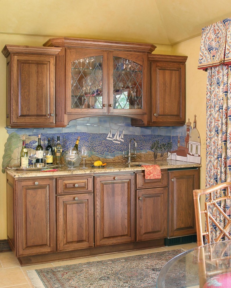 Cette image montre un petit bar de salon avec évier linéaire traditionnel en bois brun avec un évier encastré, un placard avec porte à panneau surélevé, un plan de travail en granite, une crédence multicolore, une crédence en céramique et un sol en travertin.