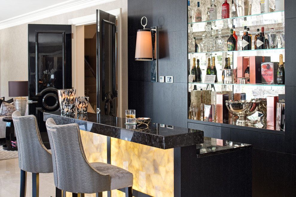 Immagine di un angolo bar con lavandino design con ante con riquadro incassato, ante in legno bruno, top in granito e pavimento in marmo