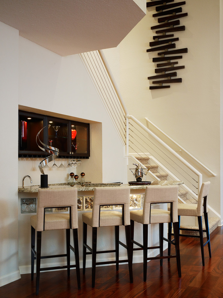 Moderne Hausbar in U-Form mit Bartheke und dunklem Holzboden in Miami