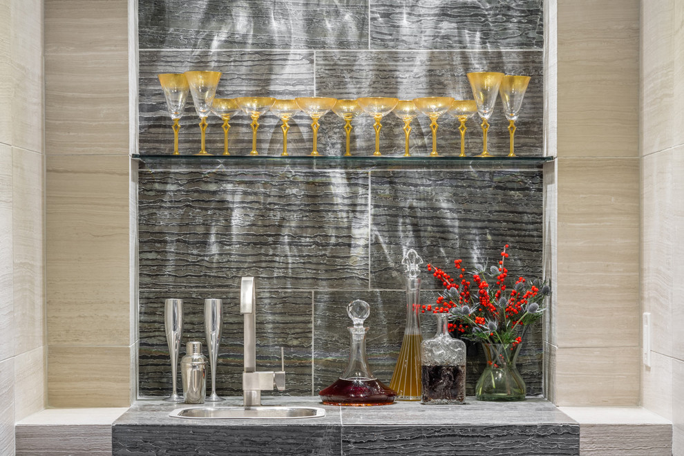 Foto di un piccolo angolo bar minimal con top in pietra calcarea, paraspruzzi con piastrelle in ceramica e parquet scuro