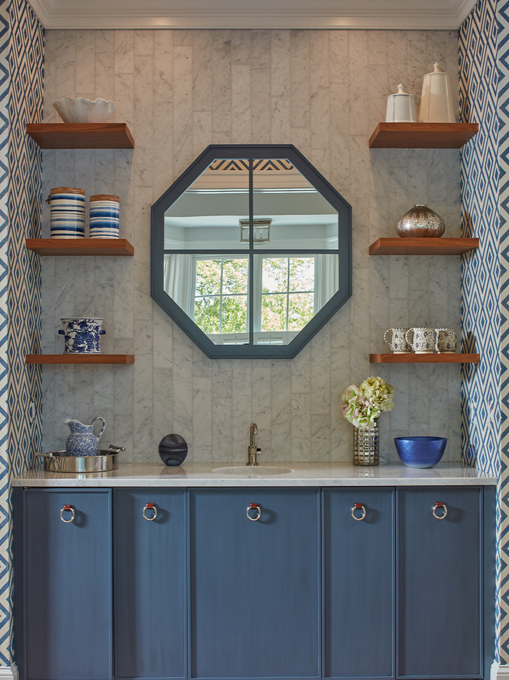 Cette image montre un bar de salon avec évier linéaire marin avec des portes de placard bleues, une crédence grise et un plan de travail gris.