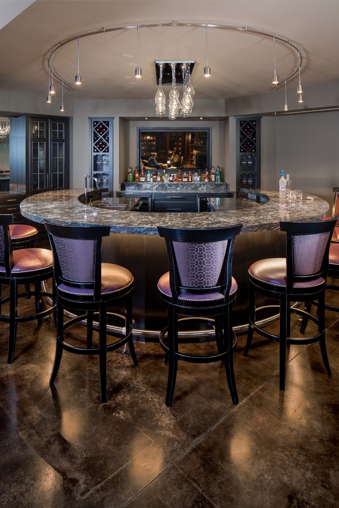 Immagine di un ampio bancone bar design con lavello sottopiano, ante di vetro, ante in legno bruno, pavimento in cemento e pavimento grigio